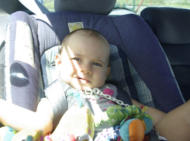 Mettre bébé dans son siège auto peut devenir vite galère